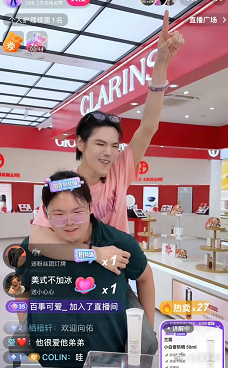 向佐向佑 大家有没有发现 不管是向太还是向华强亦或者是向佐，他们毫无顾忌的聊向佑