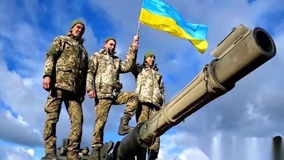 打了快三年，俄罗斯好像终于想明白了。
仗，根本不是这么打的。
推过去几公里，插个