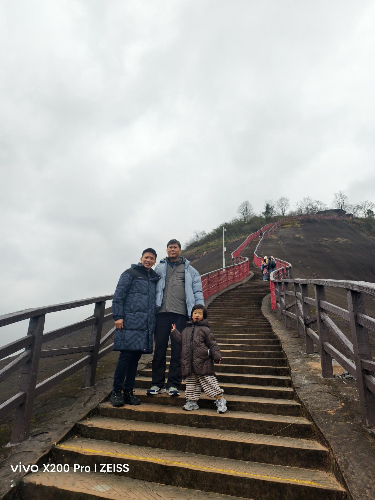 忆去载1月26日与校友蒋顺才偶遇郴州高椅岭

去载驱车归雁衡，
春节大假离鹏城。