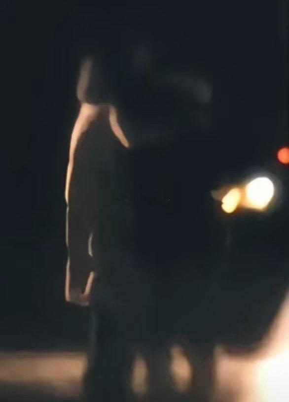 恩恩小新竟然这么纯情怦然心动20岁 恩恩穿抹胸纱裙真的太好看了，小新西装造型也很