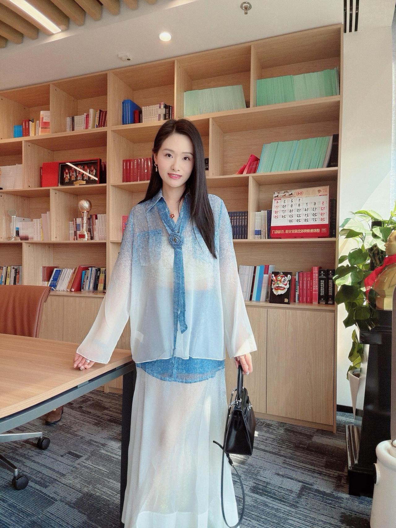 平凡日常也很有魅力，认真生活的女生，自带温柔的光芒。日常魅力 女生颜值 日常穿搭