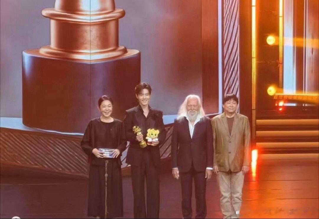 肖战倪萍合影肖战倪萍颁奖合影肖战生图妆感合影来了 