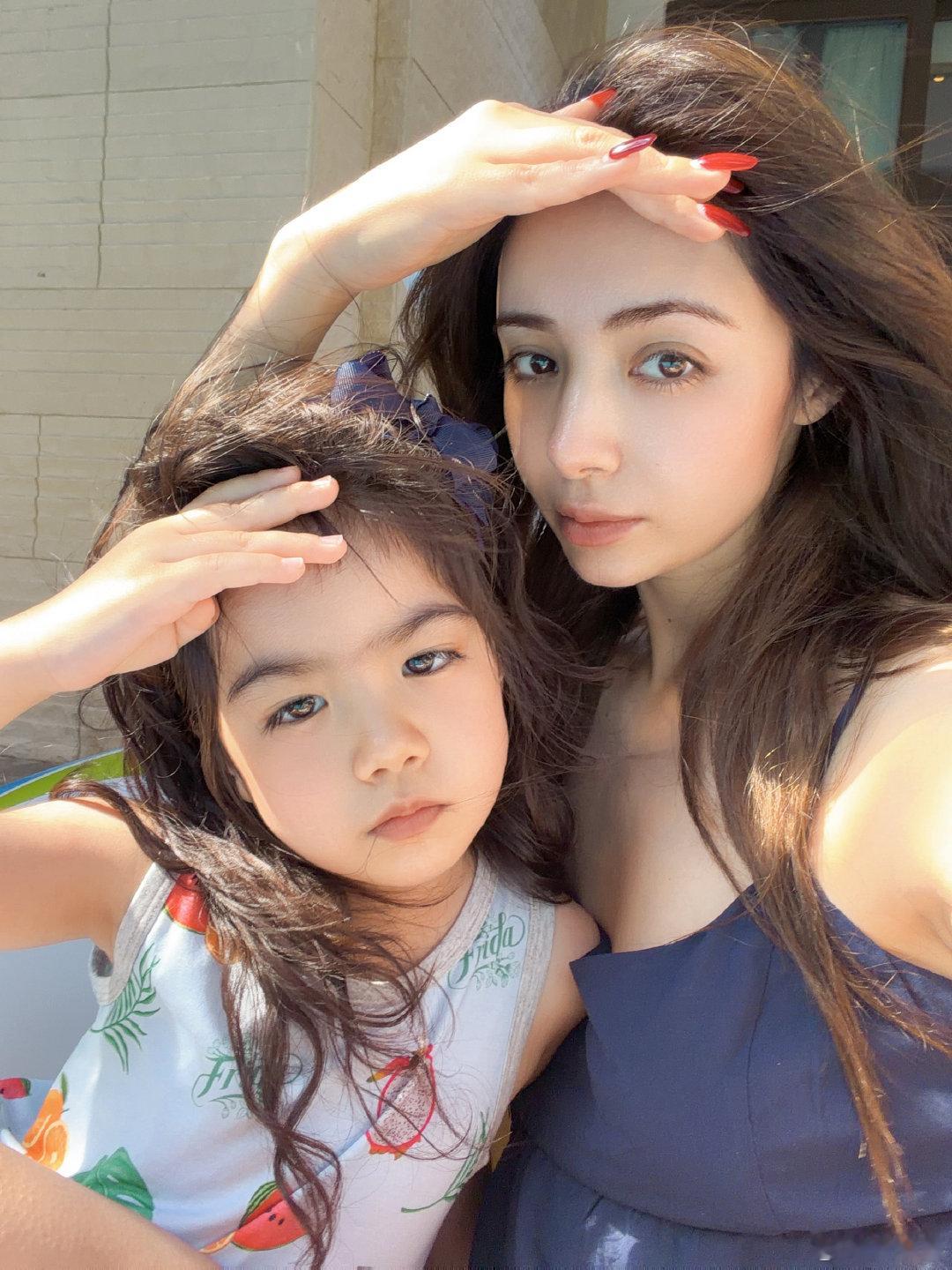 麦迪娜 我怎么觉得女儿更像我 麦迪娜晒照在线“反驳”网友说女儿像姜潮的说法，直言