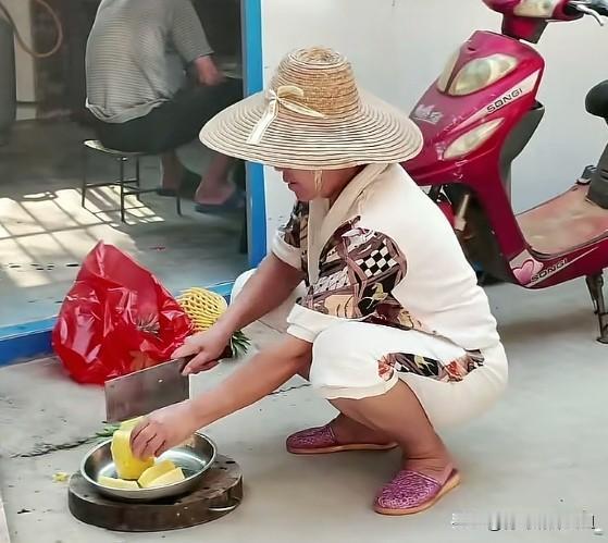 工地最暖一幕！全红婵妈妈切新鲜水果，亲手送给建房工人。
全红婵家建房期间，父母一