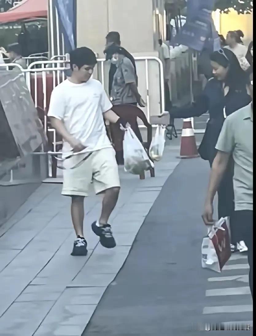 林诗栋到新疆啦，哈密瓜立马安排上！
 
林诗栋抵达乌鲁木齐后，一落地就开启了新疆