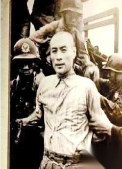 有些事，你想想就后背发凉。
他被连开七枪，死的时候，眼睛都没闭上。
不是怕死。都