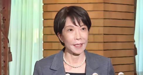 日本公开喊话中国了。就在今天6月13日，日本首相高市早苗踏上飞机去欧洲之前，面对