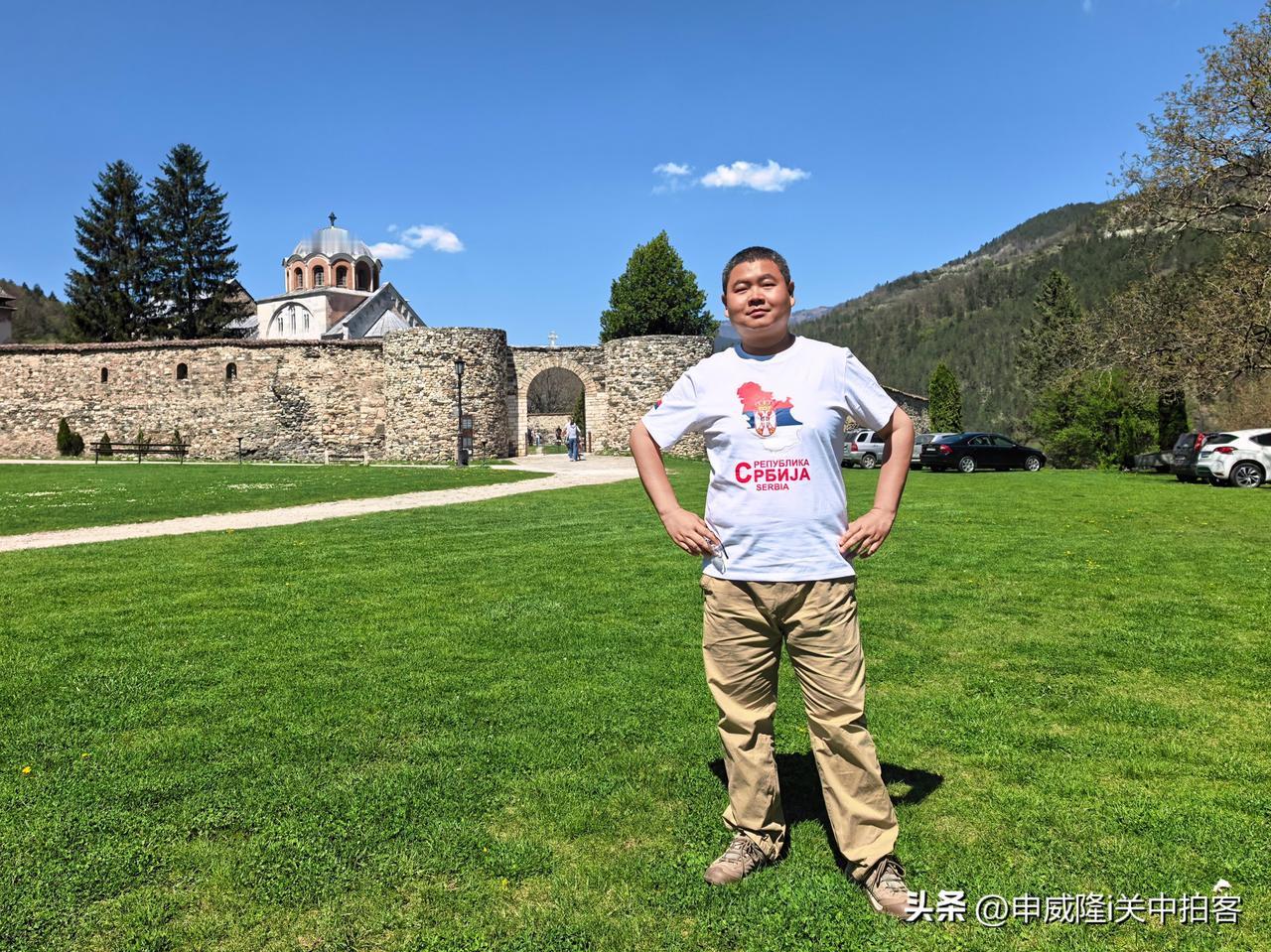中午，在山谷里，行驶一个多小时，终于到达斯图代尼查修道院（世界文化遗产）。公元十