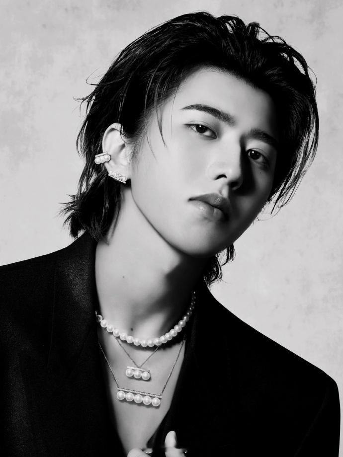 蔡徐坤FantasticMan双版同步封面这阵容谁看了不惊叹！Fantastic