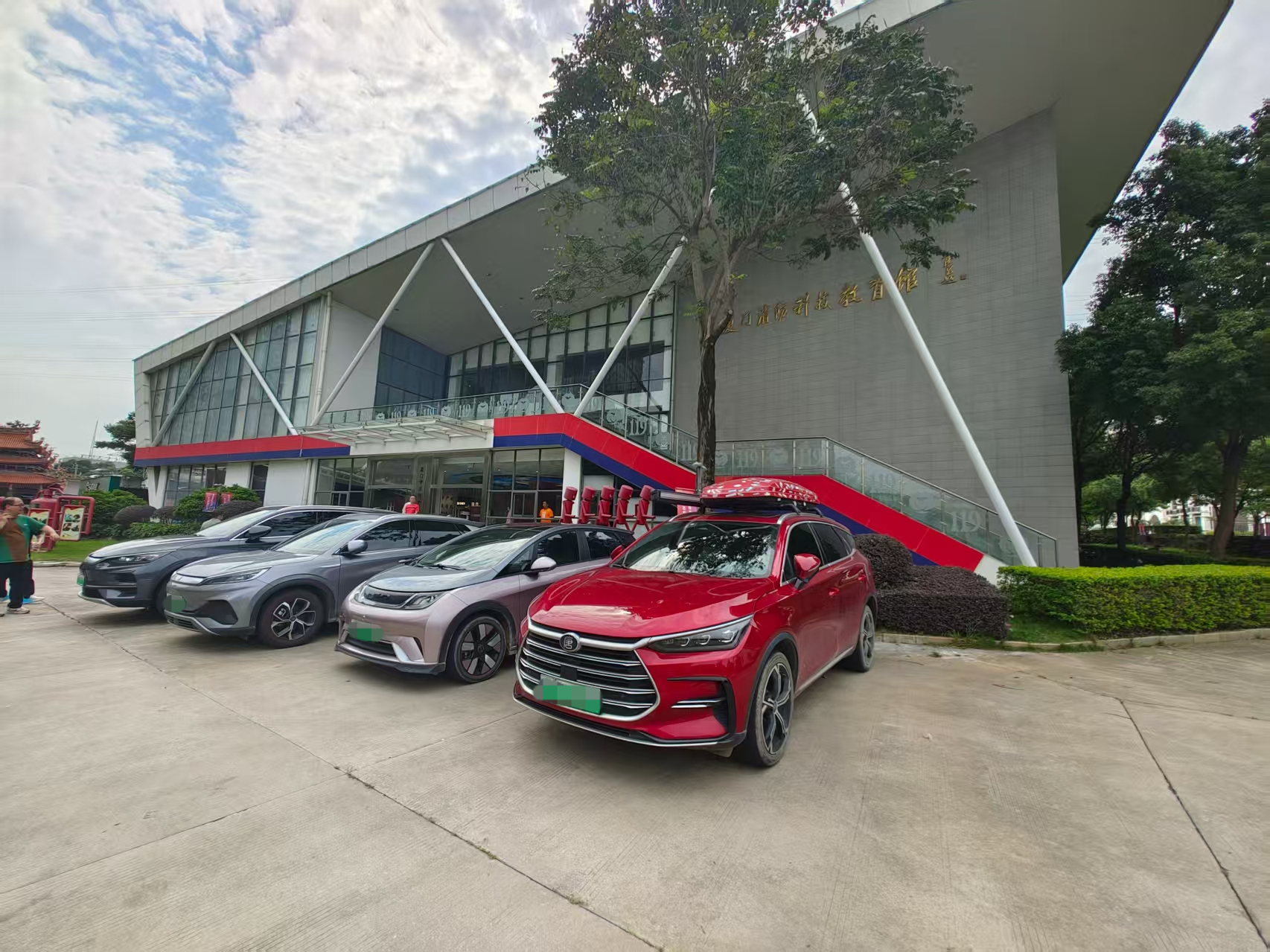 现在去各地转一圈，发现政府大院停满比亚迪，这不是啥面子工程，核心就三点：国家政策