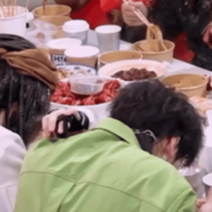 乖宝宝埋头干饭 