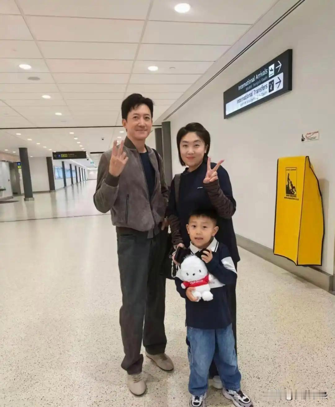 47岁的王阳在新西兰机场被路人碰到啦，真人瞅着可俊气了，穿衣服特有范儿，站得倍儿