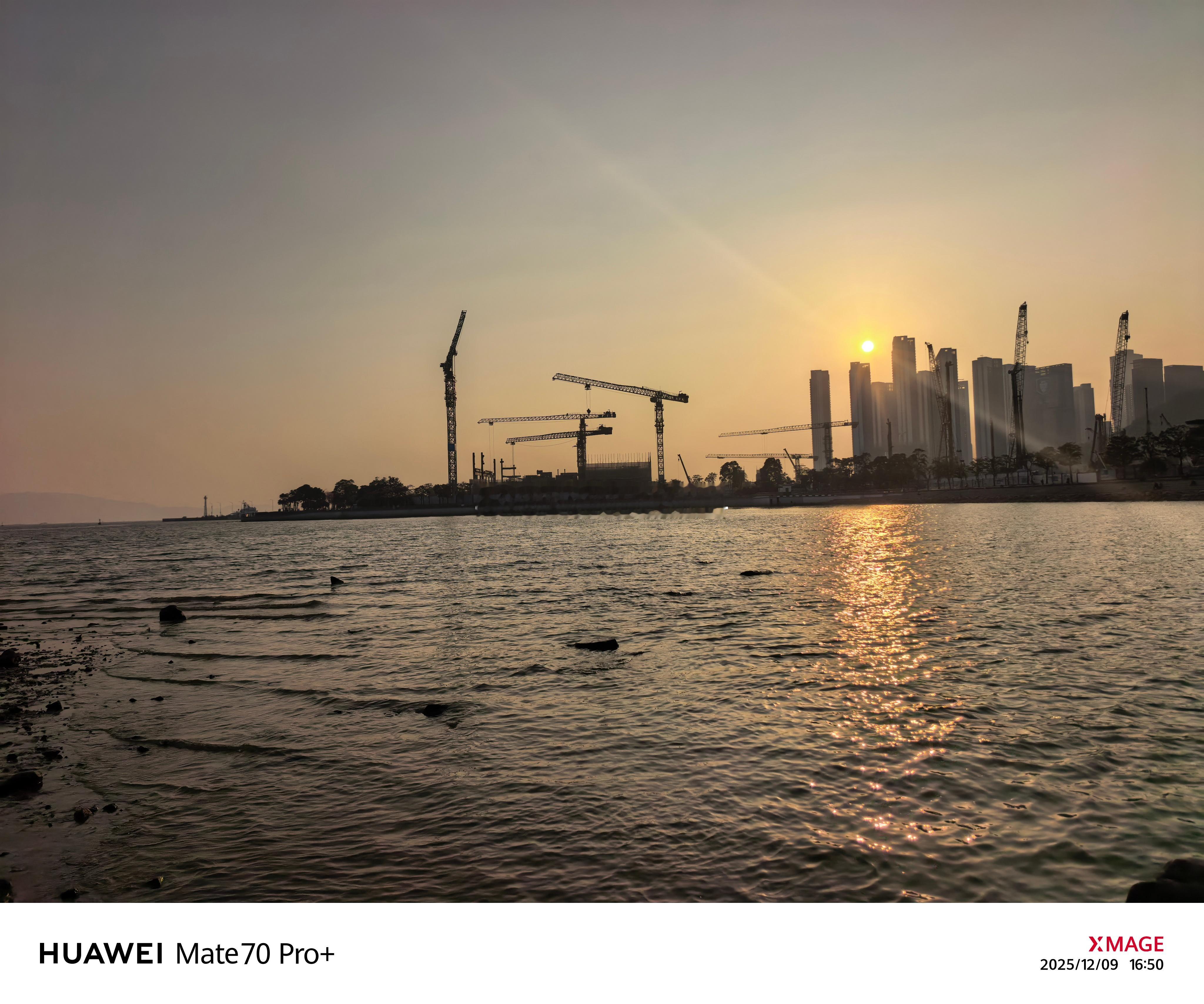 偶遇拍婚纱照，那就祝福这对新人新婚快乐以后少吵架 深圳·深圳湾公园海风运动公园