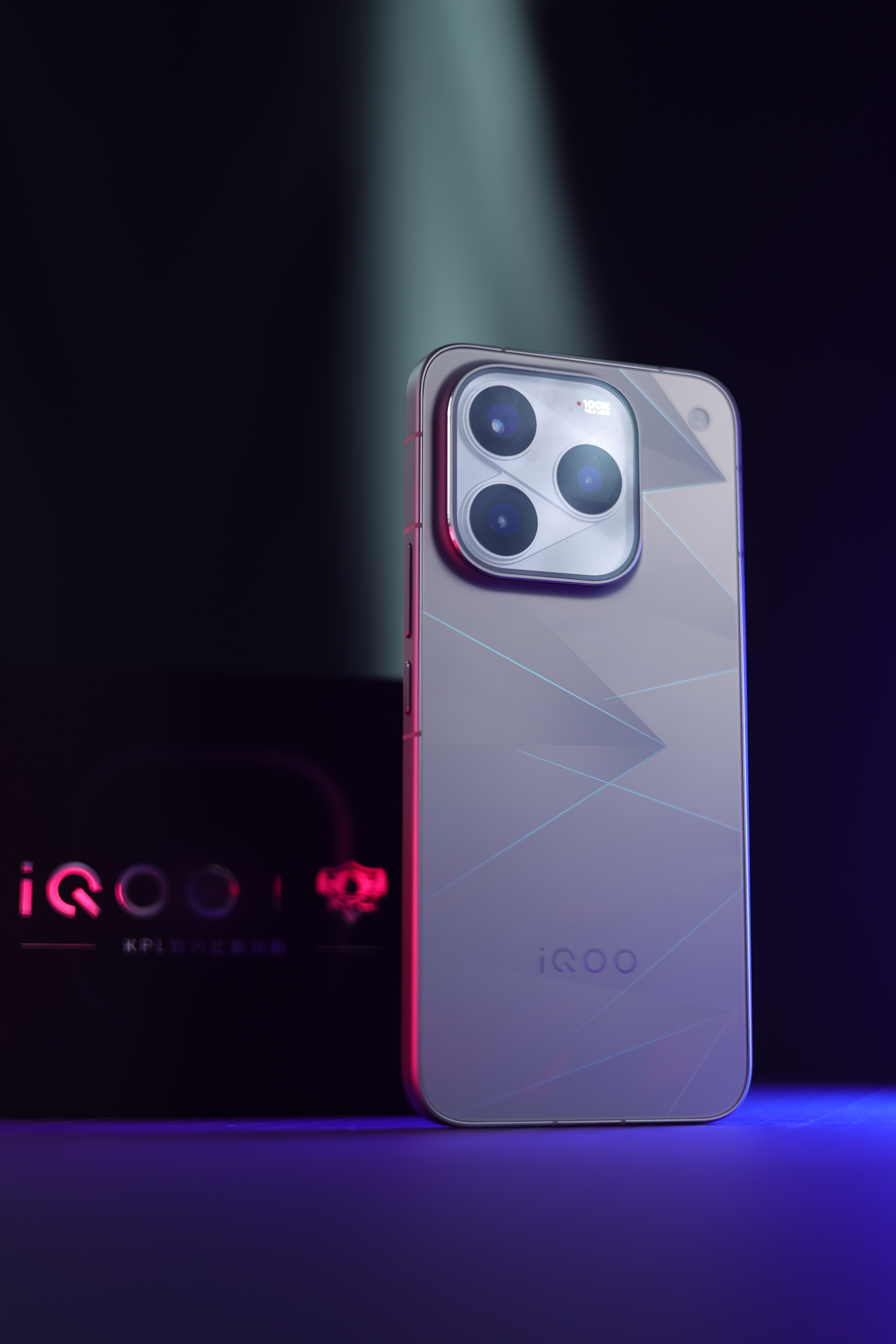 iQOO 16 逐光配色真机实拍，这个外观设计怎么样？搭载独家激光全息技术，红蓝