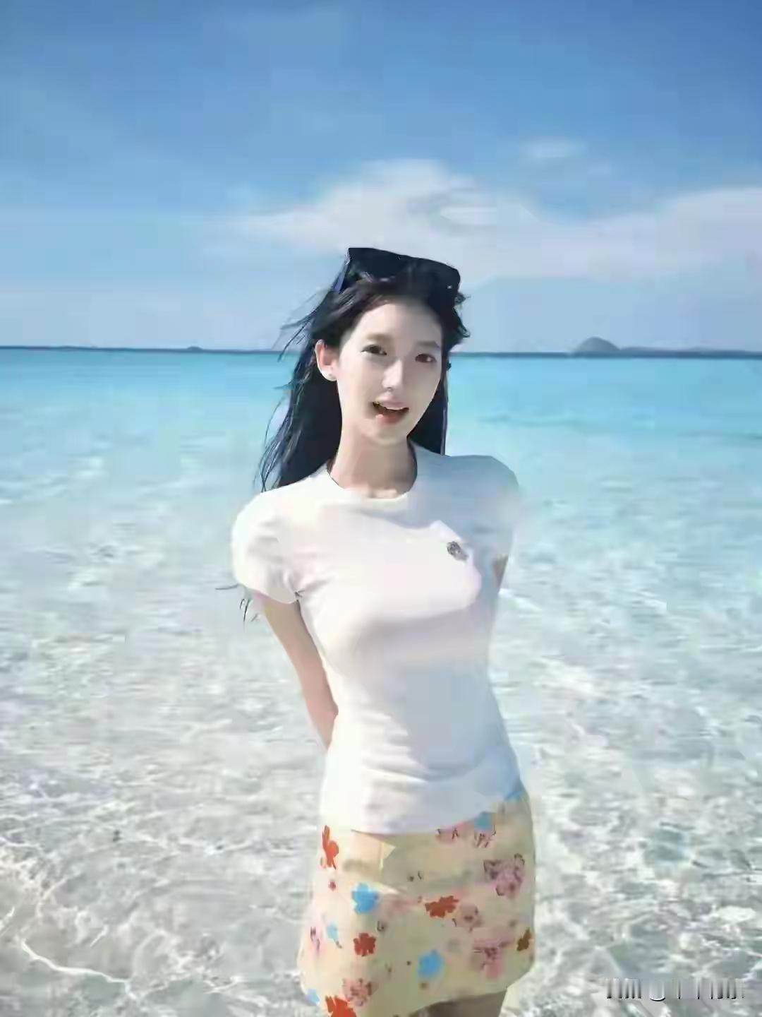 之前刷到过这个无锡姑娘的线下活动生图，完全没有网红脸的塑料感，眉眼是江南姑娘特有