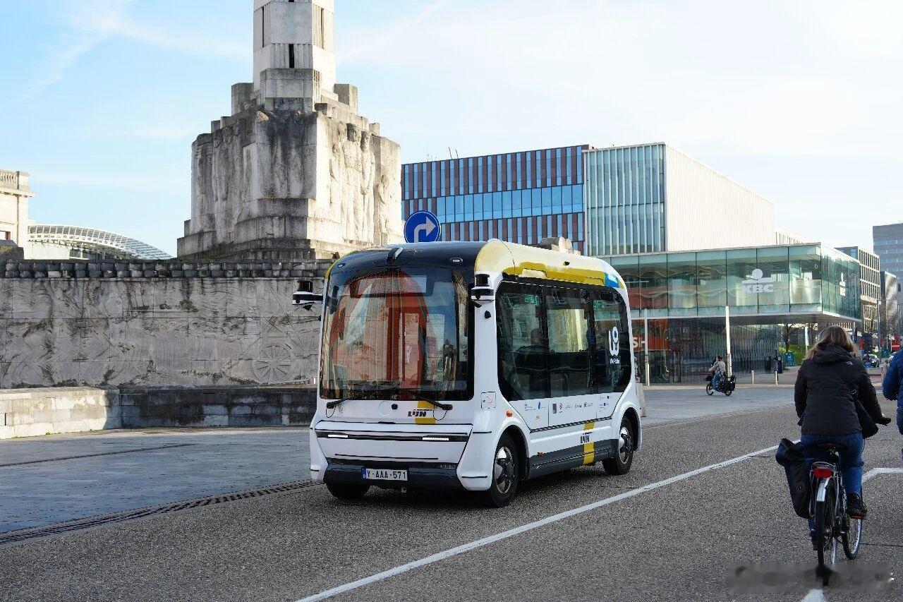文远小巴亮相比利时文远知行自动驾驶小巴Robobus在比利时鲁汶市（Leuven