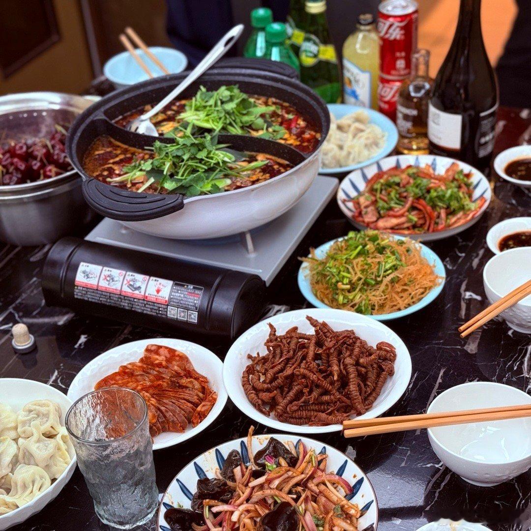 日常听多了蔡老师制作的歌今天吃到了蔡老师亲手做的菜还有龚俊妈妈亲手灌送来的香肠是