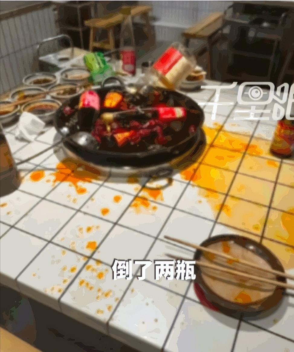 重庆的一家火锅店里，一对情侣吃饱喝足准备买单，结果这女生突然抓起台上的生抽、香油