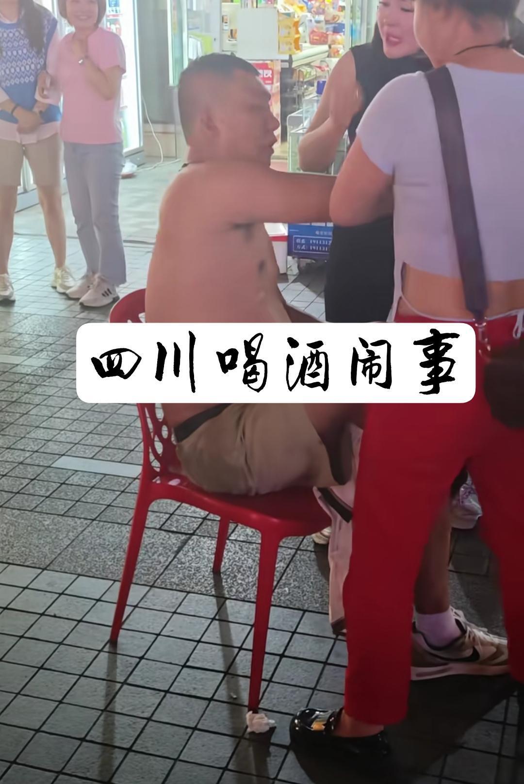 四川某宵夜档喝酒闹事被围打。事情是这样的，目击者说，两桌人喝酒，这个光膀子的人喝
