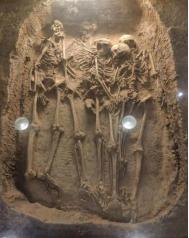 很多人以为殉葬就是把活人关进地宫，门一关，他们就只能哭喊着等死。其实，为了活下去