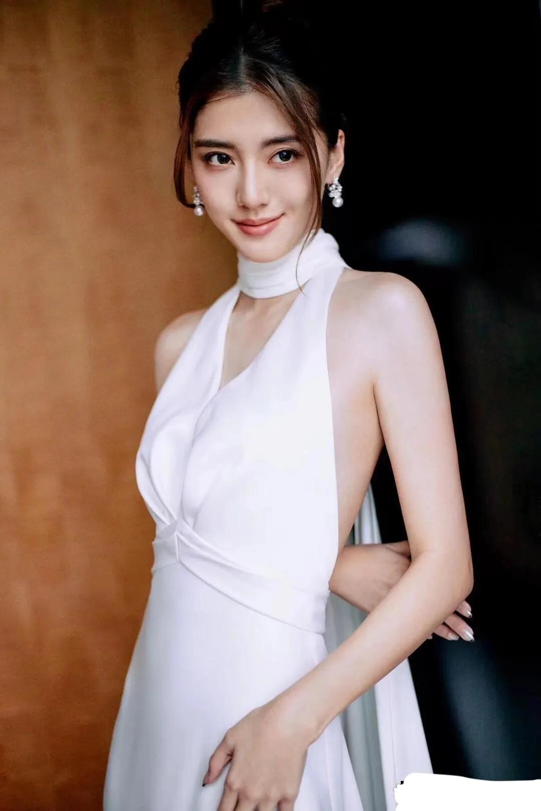 吴千语优雅亮相，珍珠耳环闪耀迷人，白色礼服衬托出她的温婉气质。