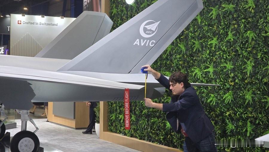 想不到吧，你们也有今天。

美国军工企业Anduril创始人帕尔默，被拍到在新加