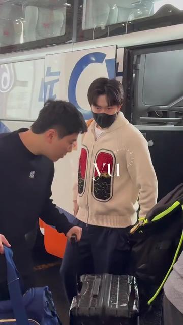 你见过一个人
带着病，还坚持出征的吗？

在机场的那一幕

头哥推着行李，咳嗽个