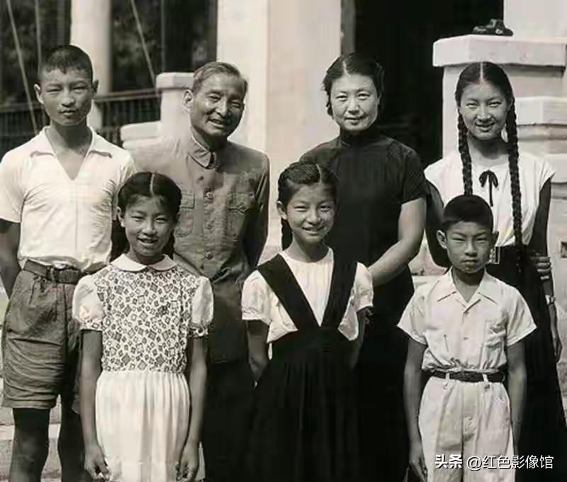 这张建国初期全家福定格陈云一家七口，夫妇二人端坐中间，五个儿女眉眼质朴。陈云毕生