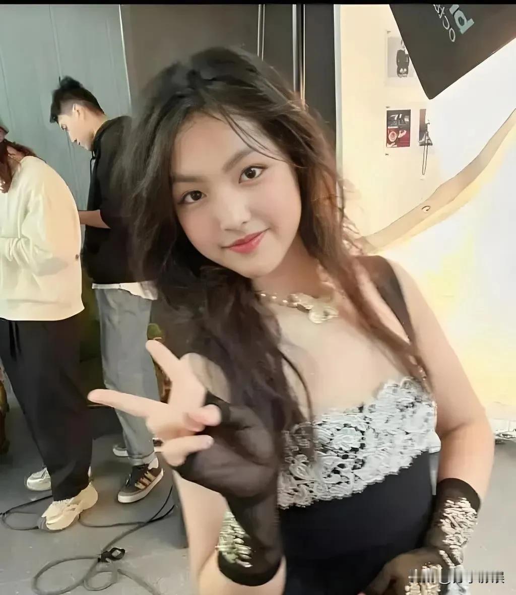 谁信这娃娃才15岁呢？
李湘愣死把亲生女儿
养成人人羡慕的公主啦

谁还能认出这
