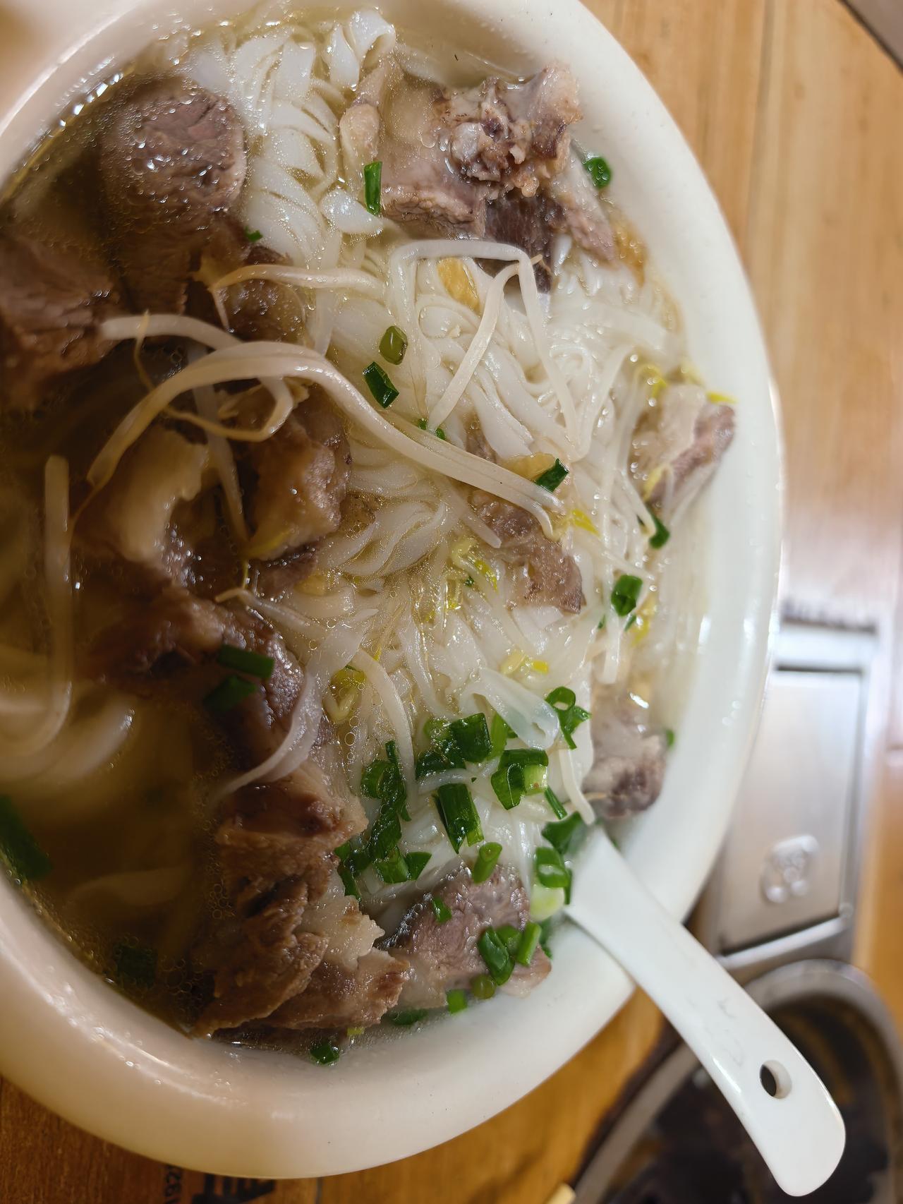 可惜你不是雷州人，不懂雷州兄弟对这碗汤有多爱！
猪头骨粉汤，每周必吃，有没有同款