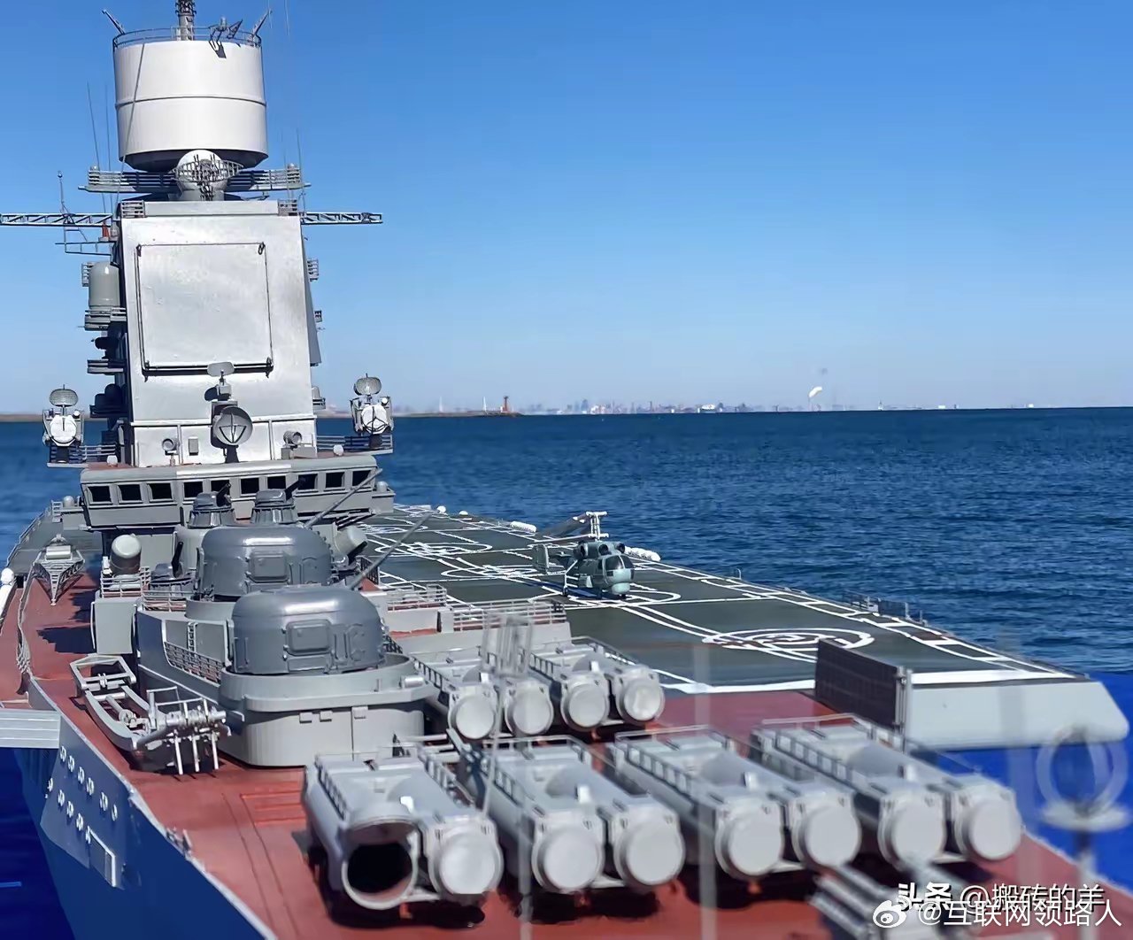 啥叫专业呀？瞅瞅人家这摄影师！把一个模型拍出了大战舰的感觉，太牛了要不说永远也不