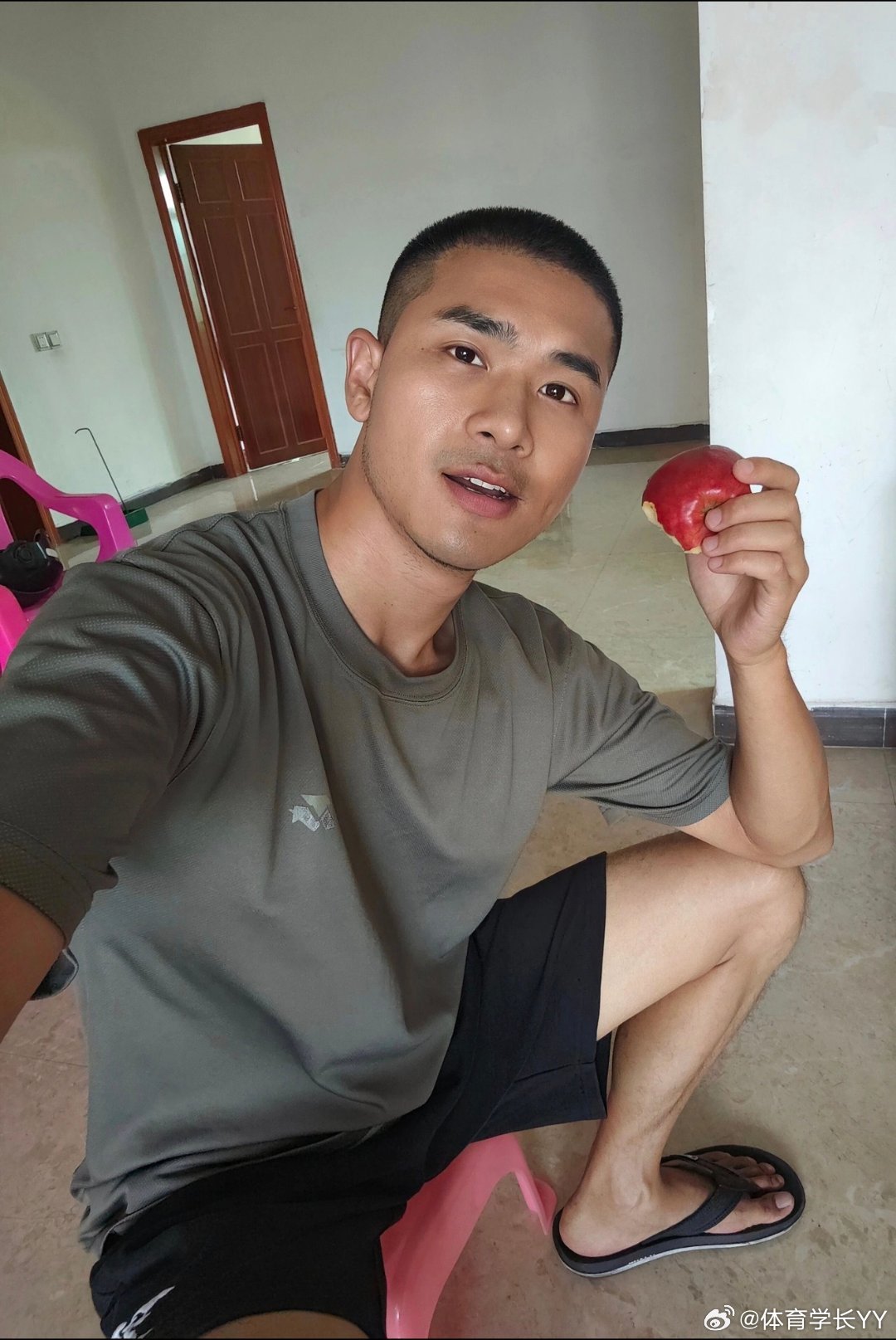 寸头类型也蛮帅的吧体育生 ​​​