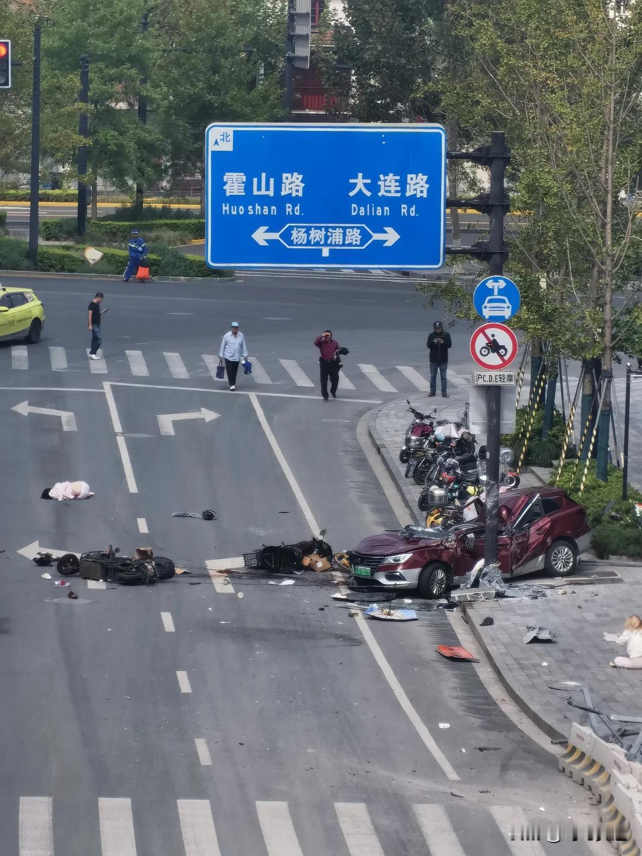 一场悲剧就此发生，几个家庭支离破碎，说了多少遍，电鸡不要走机动车道，不要走机动车