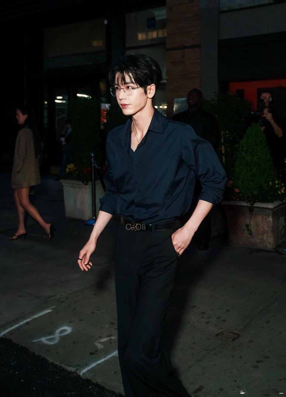张凌赫ins两个月涨粉200万 自身魅力跨越地域打动众人，出众外形加上亮眼实力备