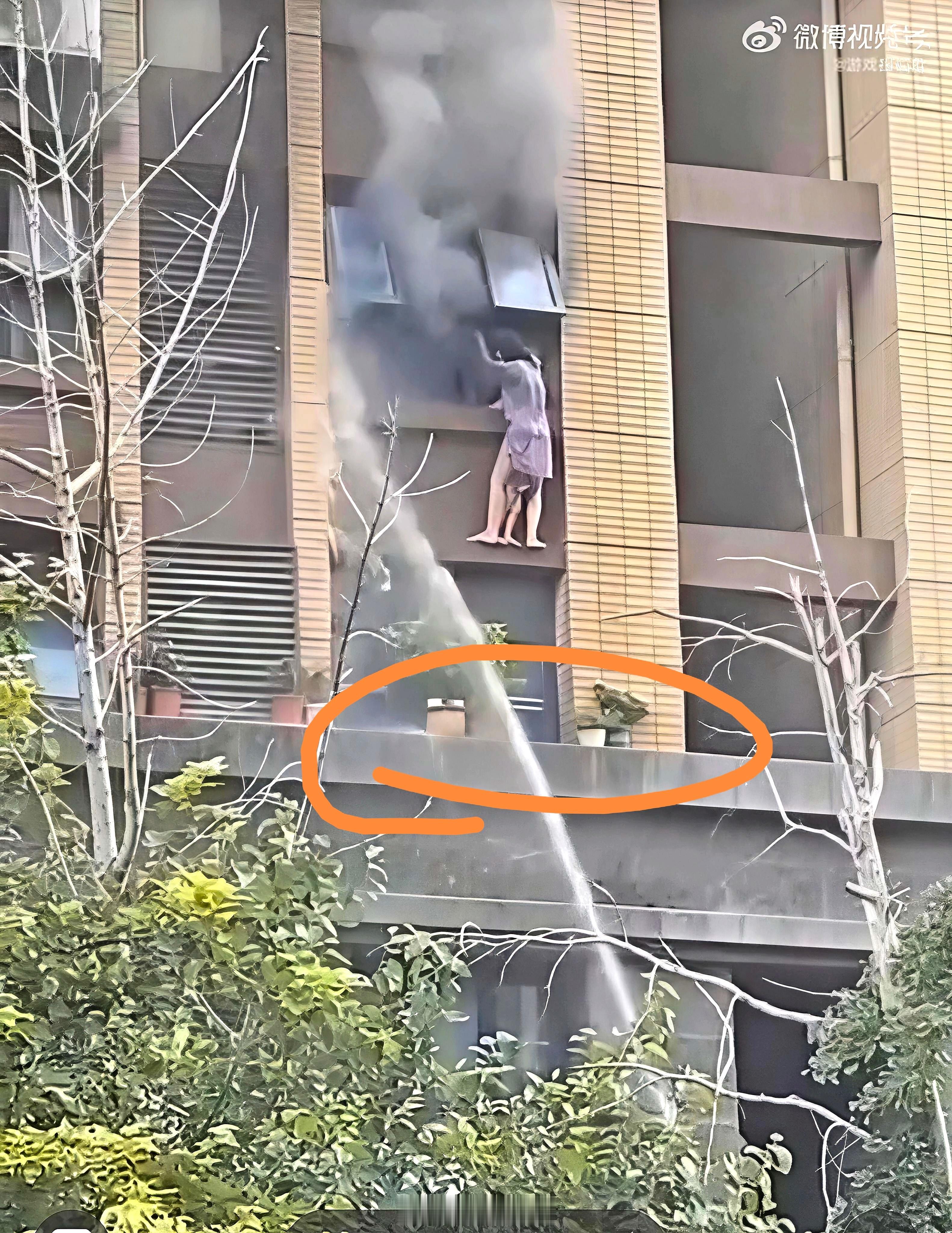 连云港火灾丈夫大喊不要喷水 看了视频，太特么揪心，母女俩差一点点就成功自救，慢慢