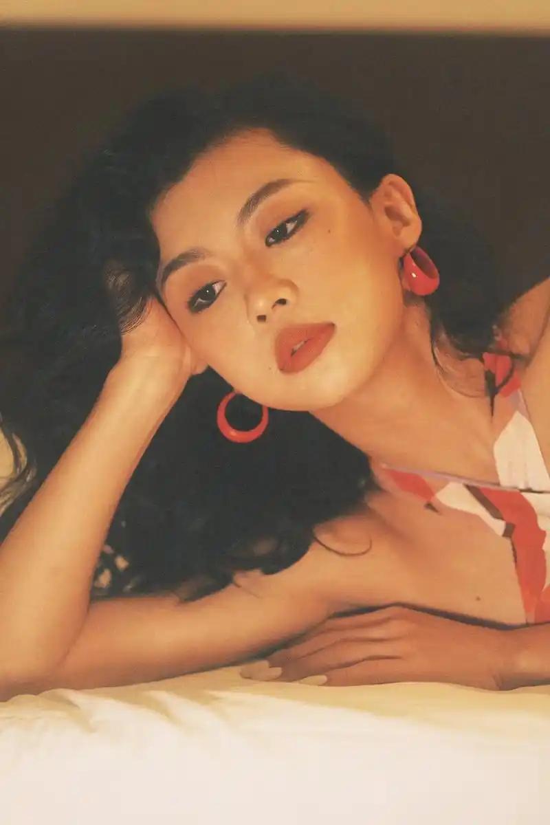 是否发现现在港风越来越廉价了。

9个红毯，10个女性，9个港风，浓眉红唇，滤镜