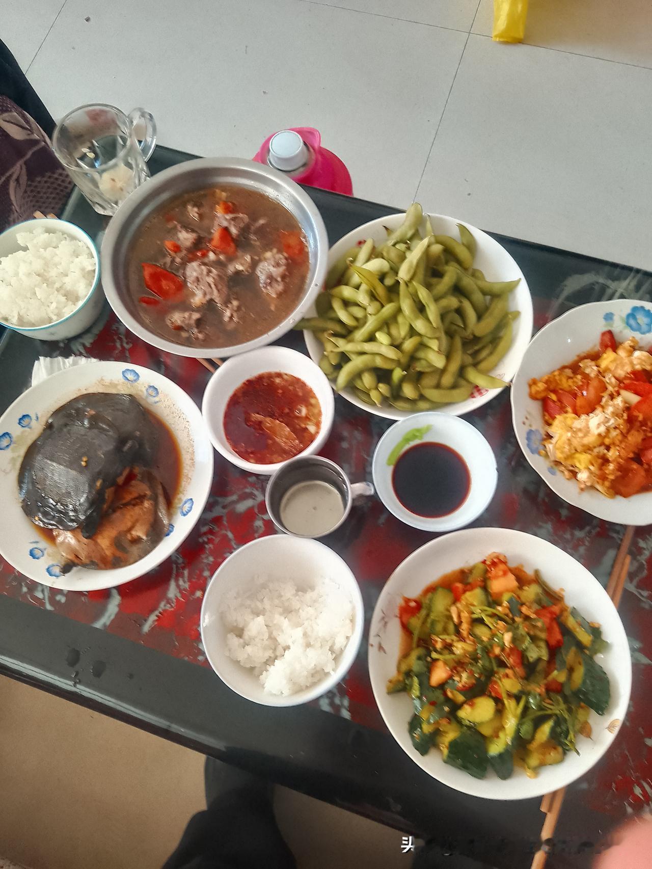 分享一下你随手拍下的照片分享一下昨天的晚餐！麻辣小甲鱼配老白干！妈妈和儿子都在家