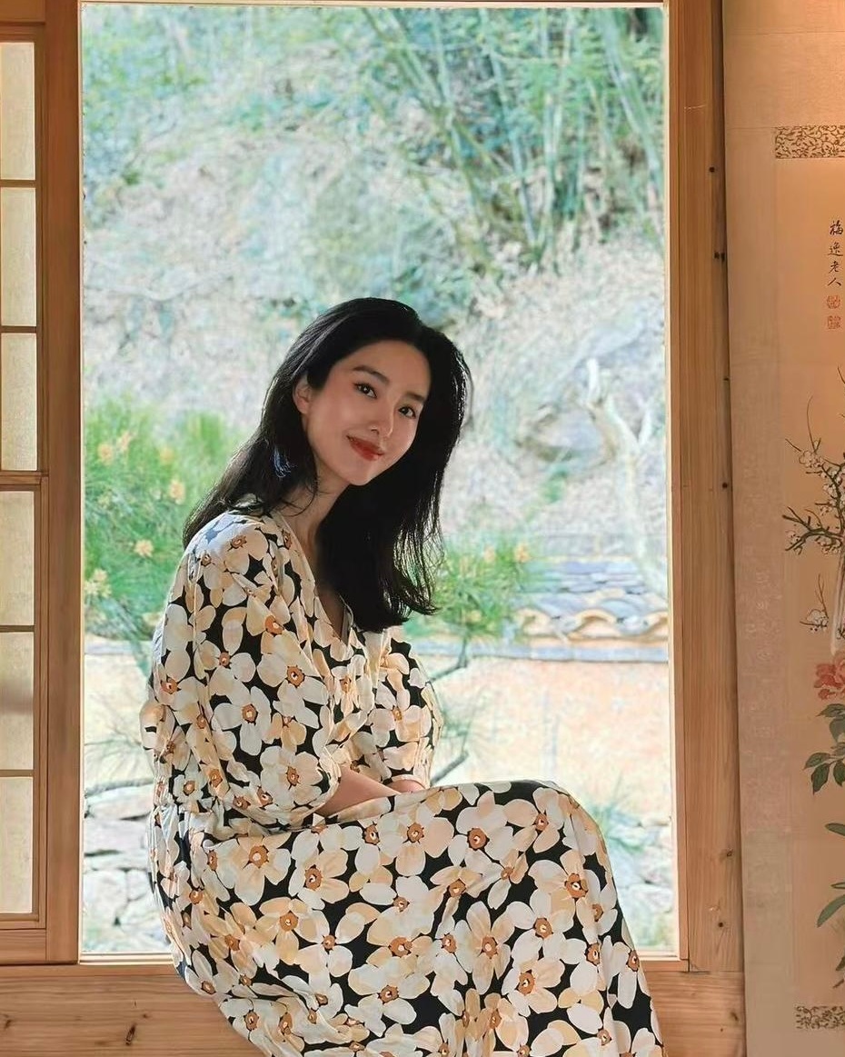 杨采钰会穿是数一数二的！穿碎花连衣裙+平底鞋，法式优雅又高级！ 
