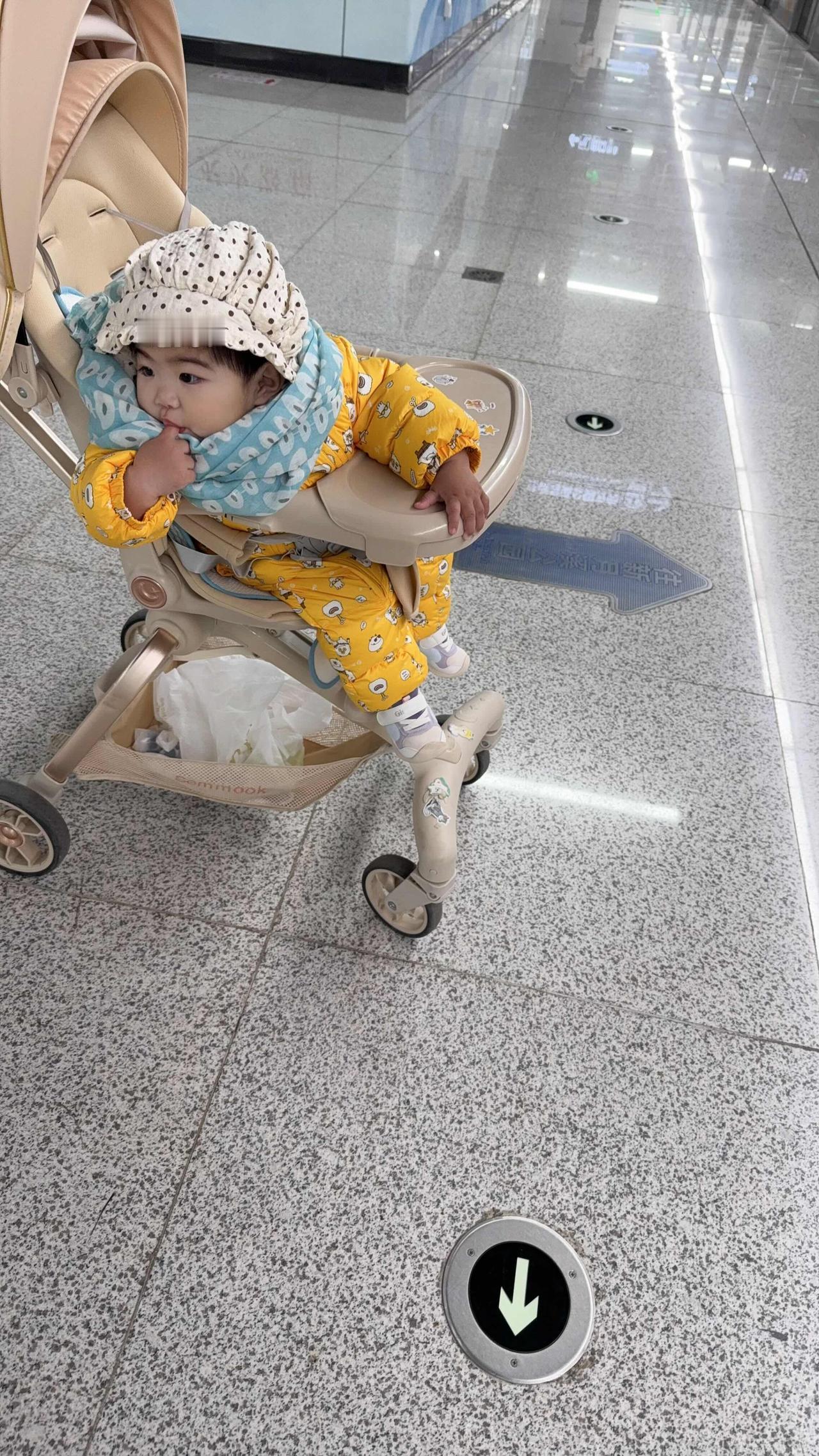 小宝宝人生首双运动鞋，小家伙可喜欢啦！