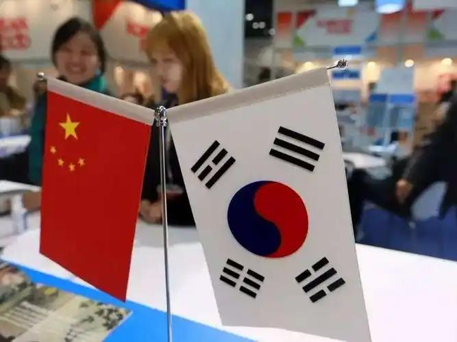 一位美国华人发表观点说，“中国人不要自以为是，现如今连韩国人都开始反华了”。
