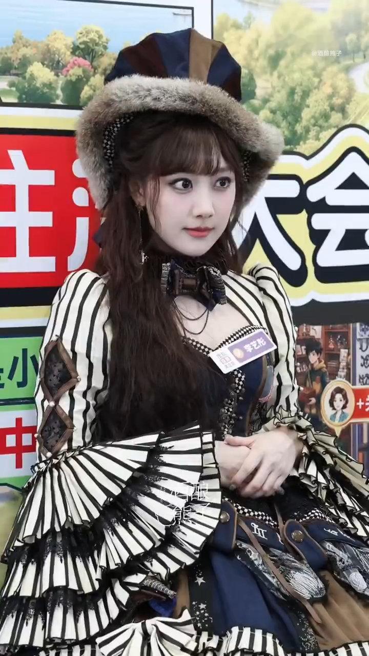 李艺彤元气爱豆李艺彤洛丽塔造型好萌镜头下李艺彤一身洛丽塔，手势舞元气十足，灵动可