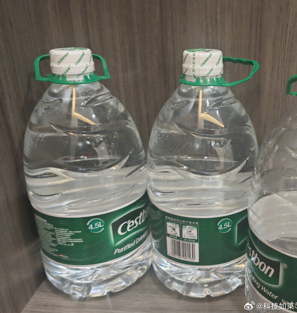 家里一直喝的大瓶的矿泉水，至少健康些，就是开封后要尽快喝完，不然也是容易有细菌的