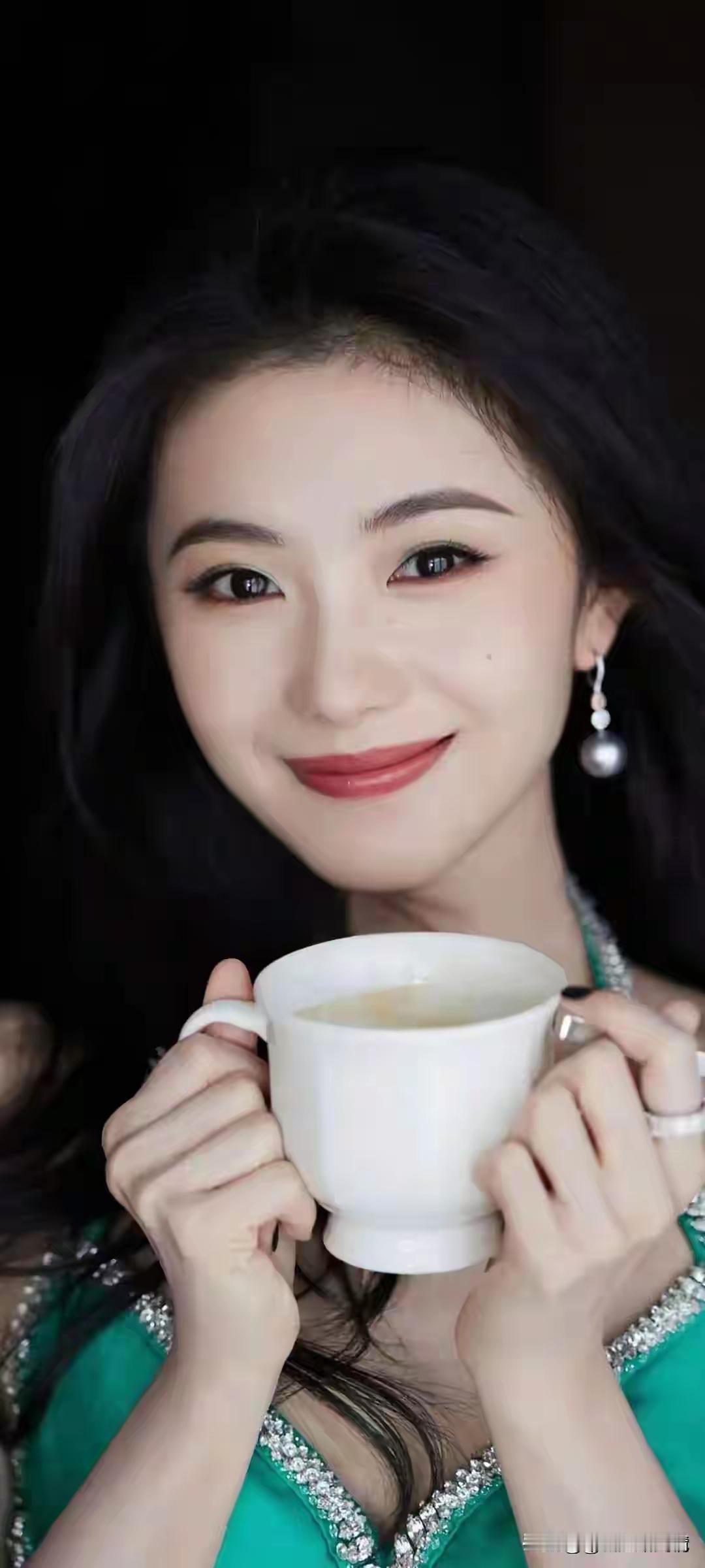 西安航空学院校花谭晓艳：美得阳光灿烂、俏丽若春桃，气质太完美