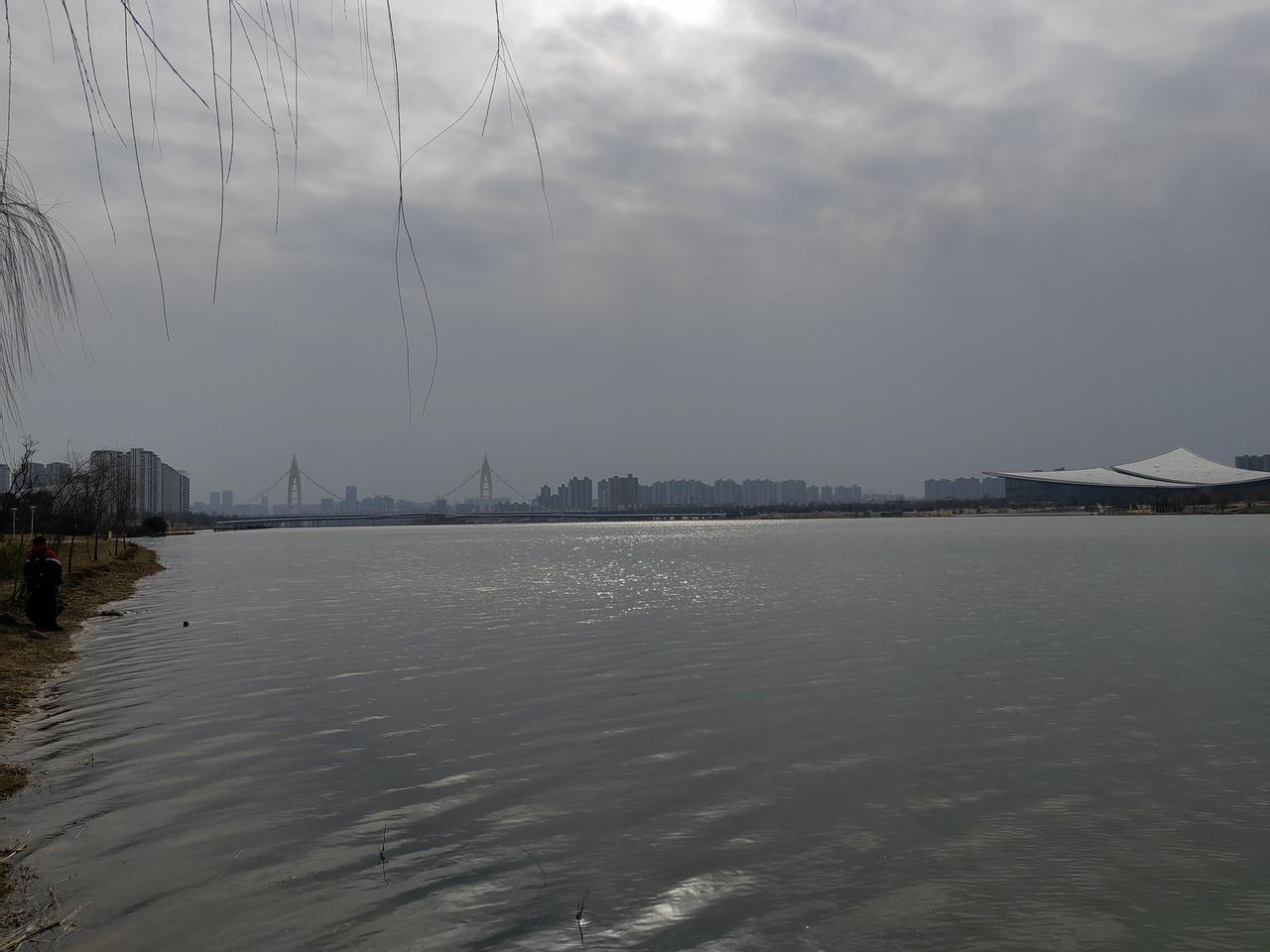 企业文化建设不是先构建一个文化体系，然后让"文化落地"的过程，而是扎根基层，通过