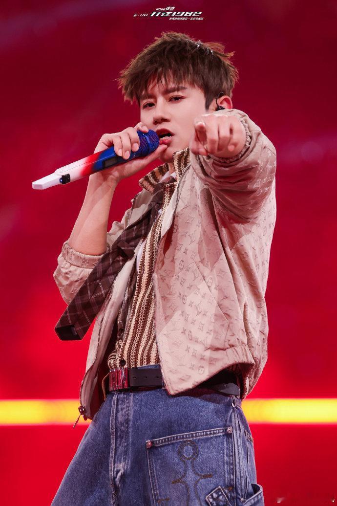 张杰张杰演唱会上五休二高强度连开五天还能稳如泰山，这业务能力真没谁了 