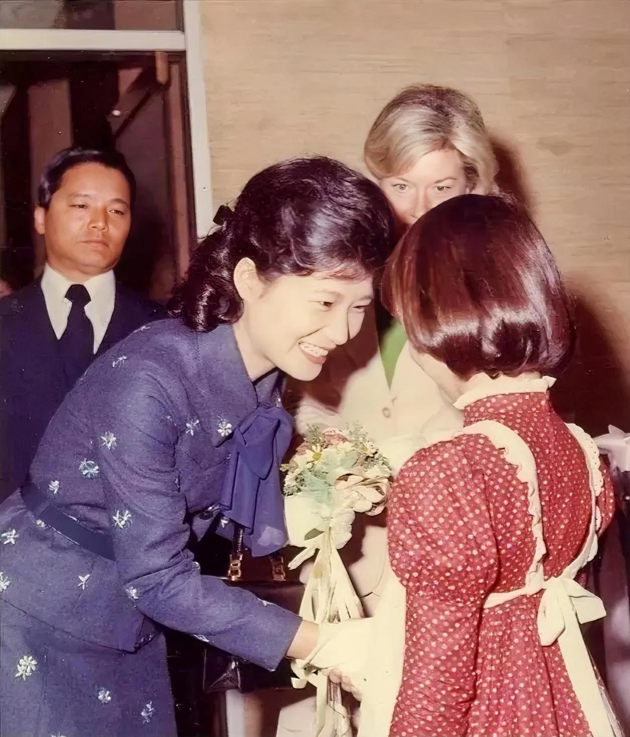 70年代初，朴槿惠青年时期，参加一次活动时，留下的镜头，照片中的她衣着朴素，看起