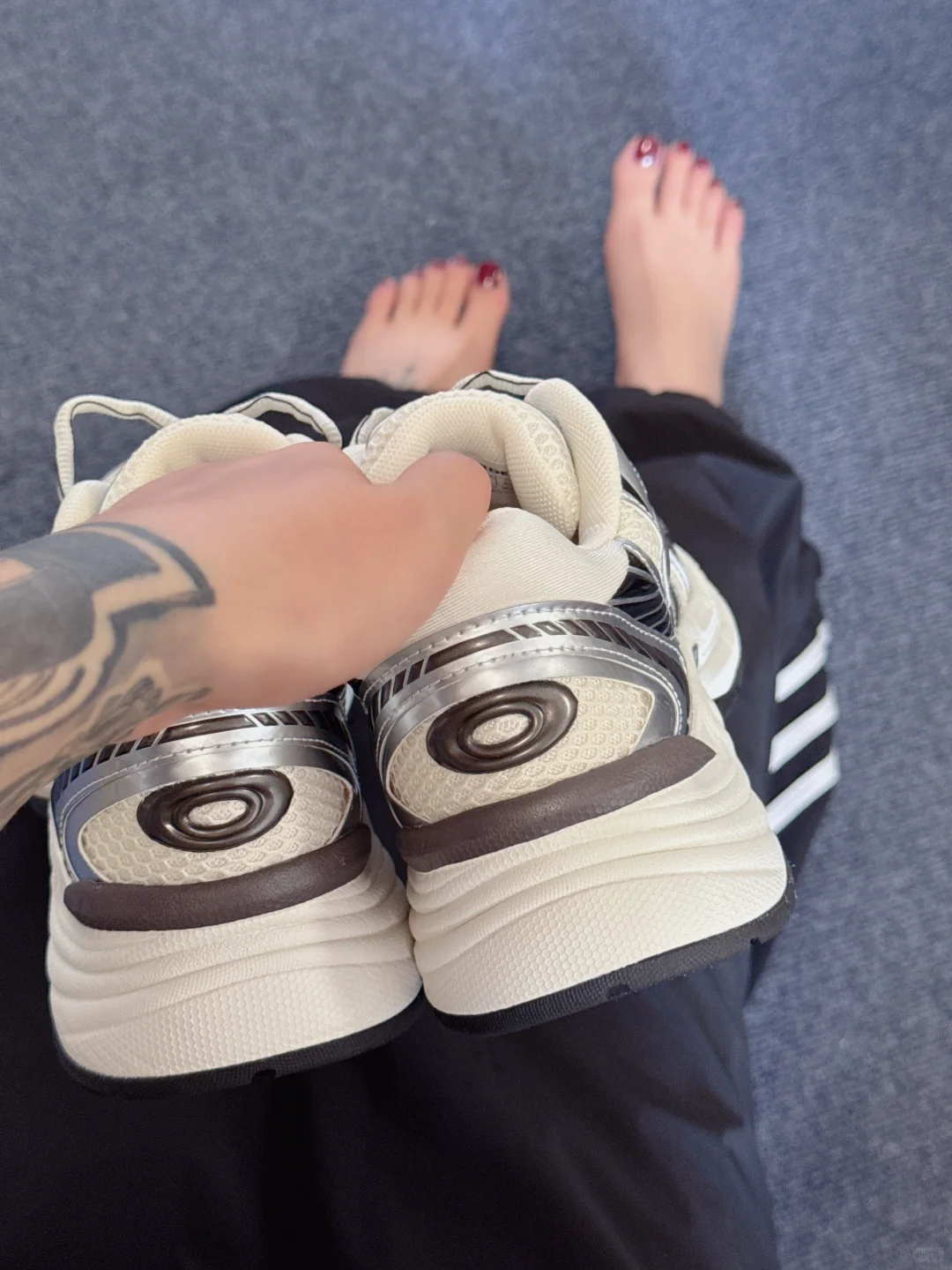 复古跑步鞋配长裙