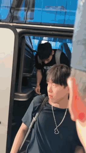 王楚钦挺有小心机的。

5 月 11 日，王楚钦现身机场准备出发多哈世乒赛。
结