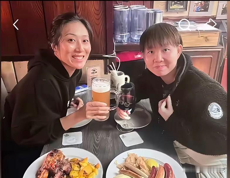 朱雨玲韩莹赛后小聚：感觉很暖心！
这真是友谊第一，比赛第二的体现！

每回看到场