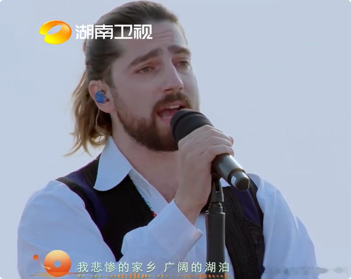 这首歌唱出了对世界和平的期盼神奇地平线一开口就被拉进情绪里，歌声里全是故事，把对